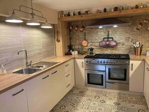 Fridge, oven, stovetop, dishwasher