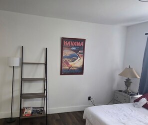 Työpöytä, silitysrauta/-lauta, Wi-Fi, vuodevaatteet