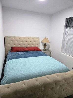 2 bedrooms, desk, iron/ironing board, WiFi