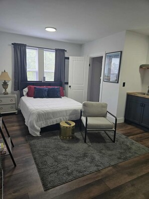 Escritorio, tabla de planchar con plancha, wifi y ropa de cama 