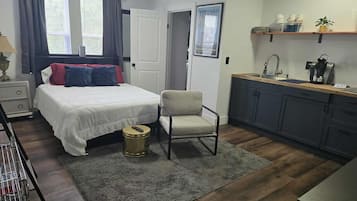 Desk, iron/ironing board, WiFi, bed sheets