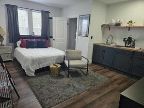 Desk, iron/ironing board, WiFi, bed sheets