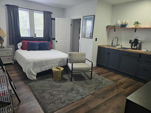 Desk, iron/ironing board, WiFi, bed sheets