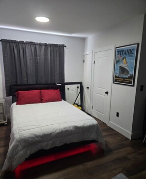 2 bedrooms, desk, iron/ironing board, WiFi - Your Cozy Studio Retreat in Detroit. (Detroit)