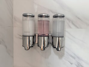 Douche, séchoir à cheveux, serviettes fournies, savon