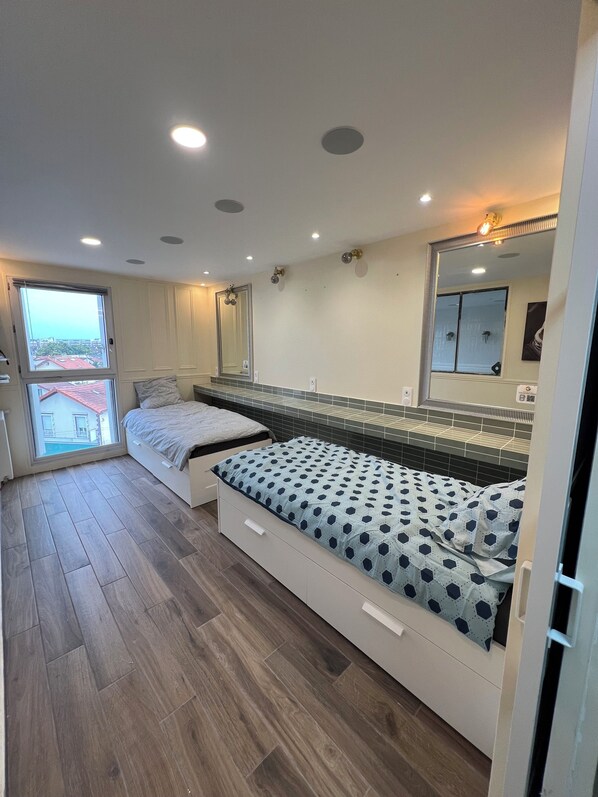 2 bedrooms, iron/ironing board, WiFi, bed sheets