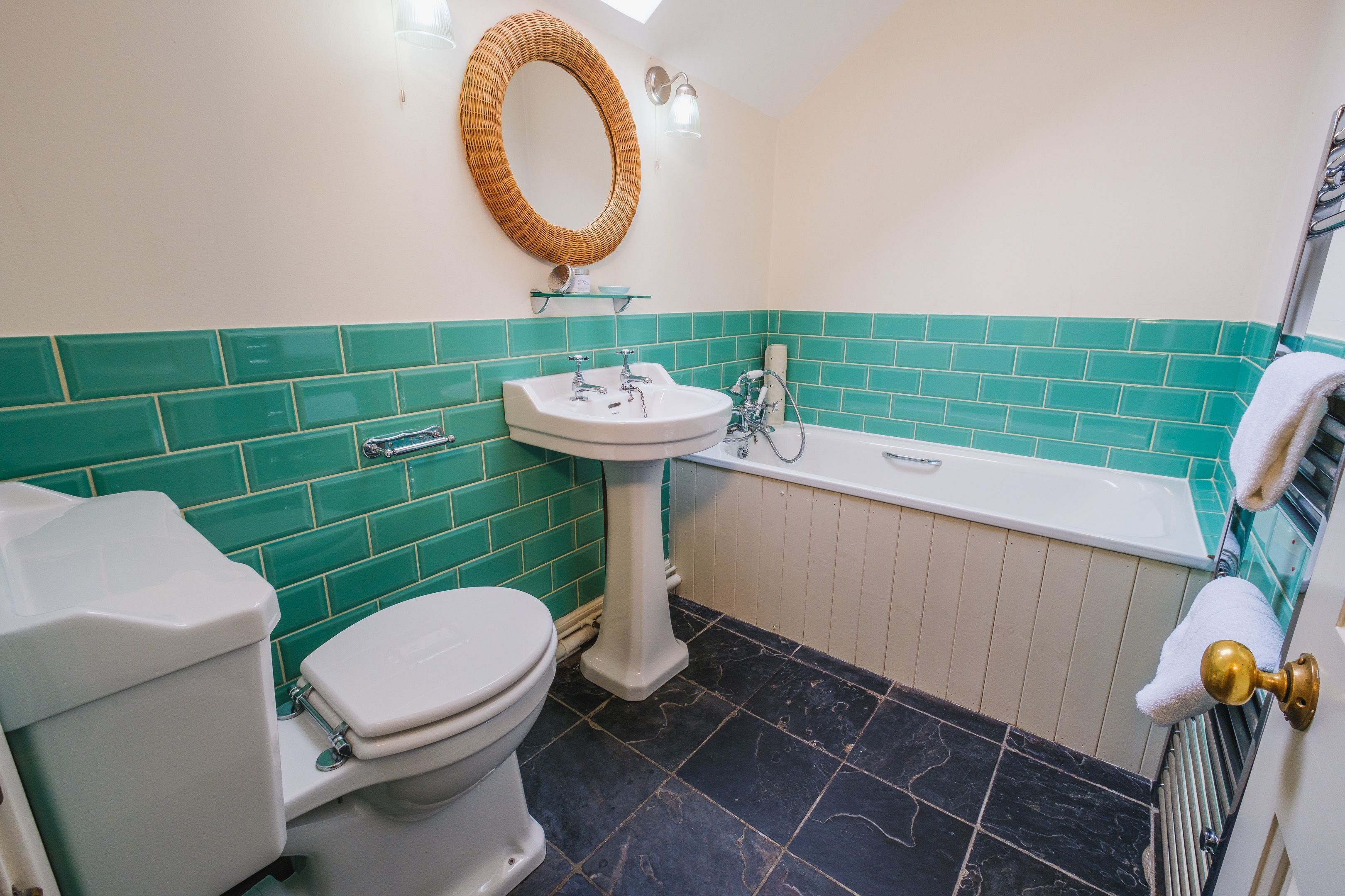 Ein Badezimmer mit Toilette, Waschbecken und Badewanne.