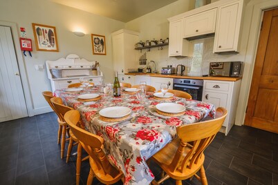 Rose Cottage – Romantic Retreat on the banks of the River Aline