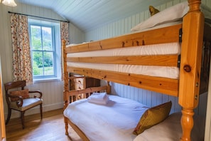 3 habitaciones, tabla de planchar con plancha, wifi y ropa de cama