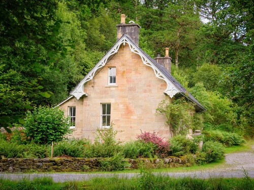 Rose Cottage – Romantic Retreat on the banks of the River Aline