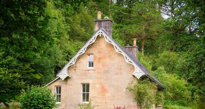 Rose Cottage – Romantic Retreat on the banks of the River Aline