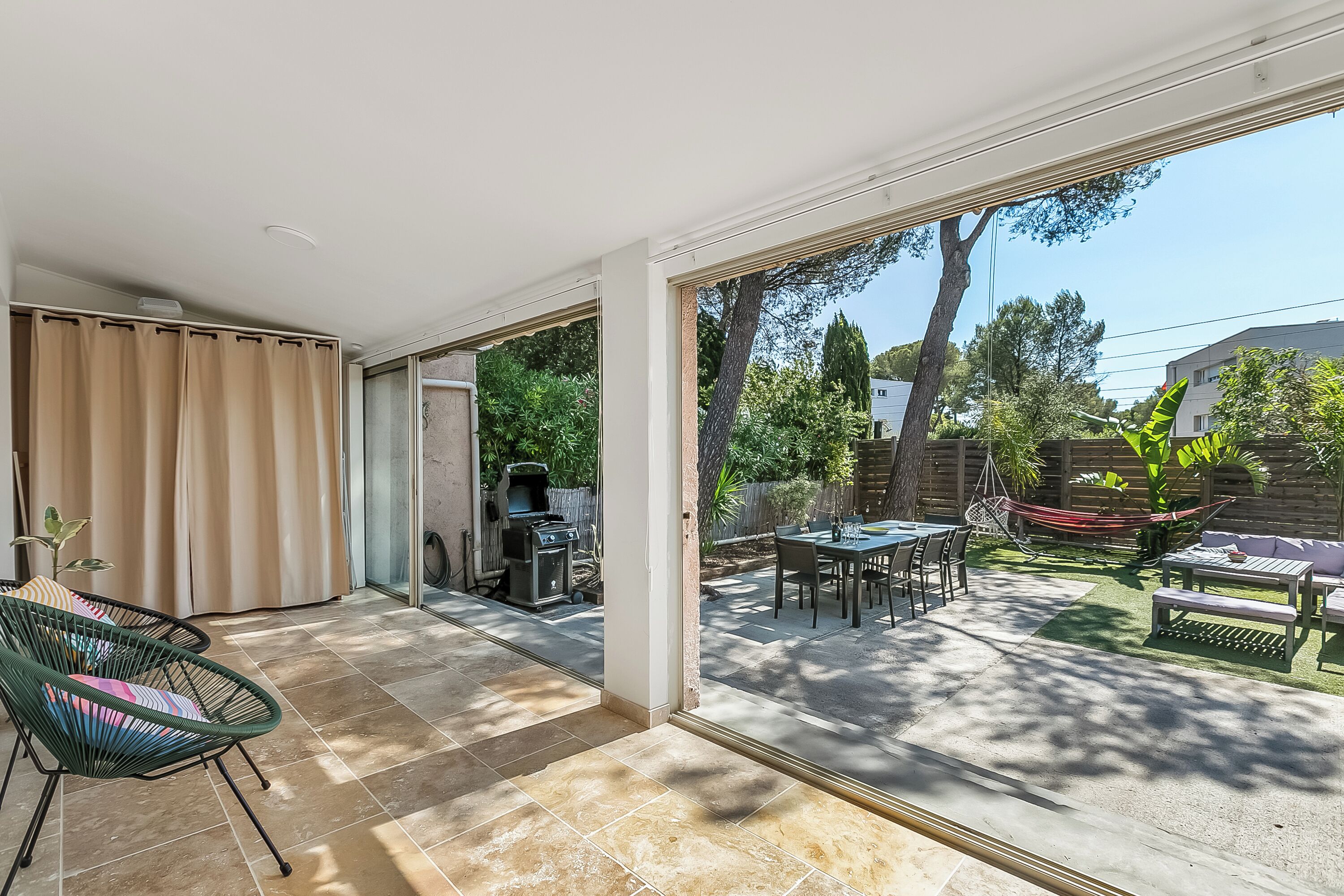 屋外ダイニングエリア