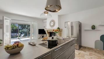 Køleskab, mikrobølgeovn, ovn, kogeplade