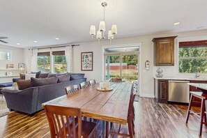 Dining - Spacious family-friendly home w/ enclosed backyard, gas grill, fire pit & WIFI (Newberg)