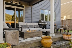 Outdoor dining - Spacious family-friendly home w/ enclosed backyard, gas grill, fire pit & WIFI (Newberg)