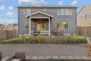 Outdoor dining - Spacious family-friendly home w/ enclosed backyard, gas grill, fire pit & WIFI (Newberg)
