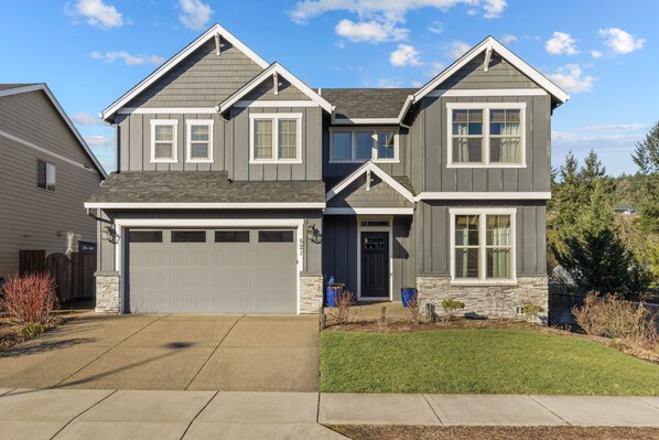 Exterior - Spacious family-friendly home w/ enclosed backyard, gas grill, fire pit & WIFI (Newberg)