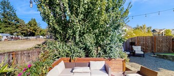 Spacious family-friendly home w/ enclosed backyard, gas grill, fire pit & WIFI