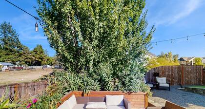 Spacious family-friendly home w/ enclosed backyard, gas grill, fire pit & WIFI