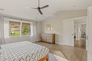 5 bedrooms, internet, bed sheets - Spacious family-friendly home w/ enclosed backyard, gas grill, fire pit & WIFI (Newberg)