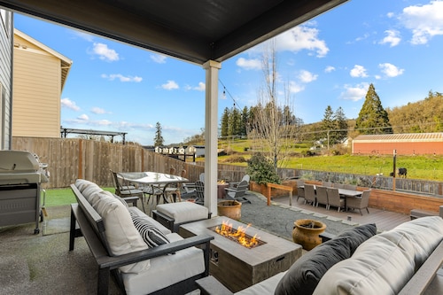 Spacious family-friendly home w/ enclosed backyard, gas grill, fire pit & WIFI