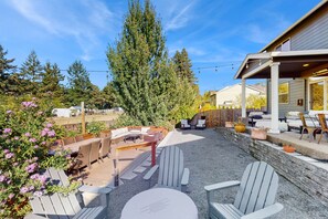 Outdoor dining - Spacious family-friendly home w/ enclosed backyard, gas grill, fire pit & WIFI (Newberg)