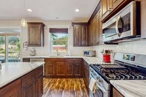 Refrigerador, microondas, horno y parrilla de estufa 
