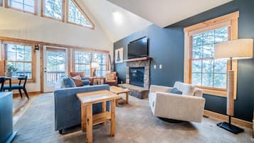 Fernseher, Kamin, Bücher, Stereoanlage