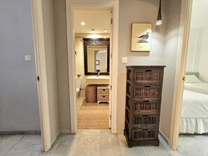 2 bedrooms, iron/ironing board, travel cot, free WiFi