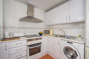 Fridge, microwave, oven, toaster - Marbella View Suites by Lica Homes (Marbella)