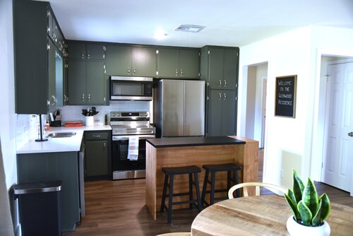 Home Away From Home; Private Yard, Pet-Friendly, 5 Minutes From S & W
