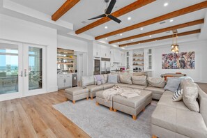 Téléviseur connecté, foyer, table de baby-foot, table de ping-pong