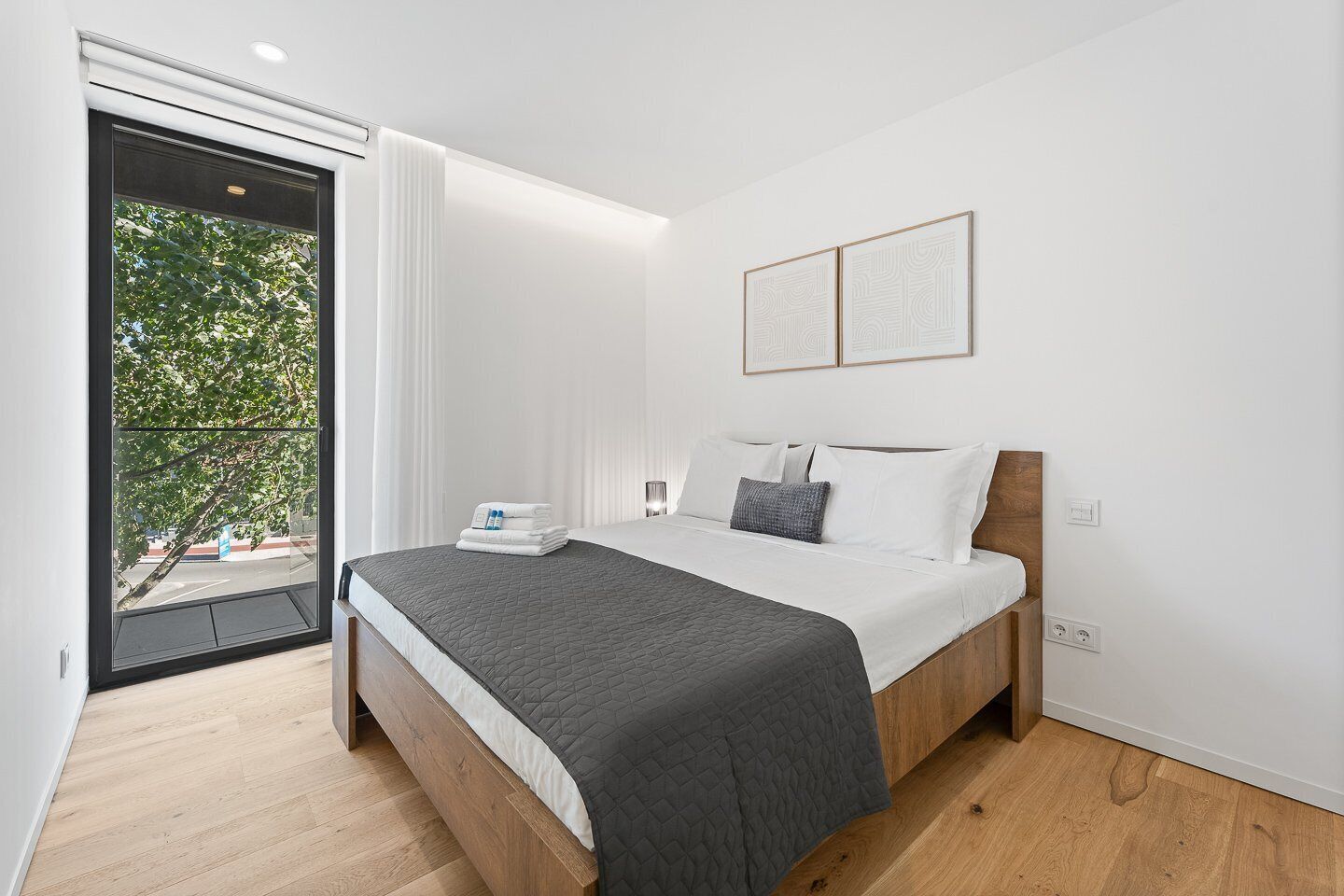 2 bedrooms, iron/ironing board, internet, bed sheets