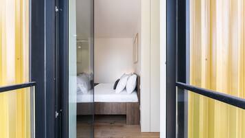 2 bedrooms, iron/ironing board, internet, bed sheets