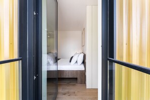 2 عدّة غرف نوم ومكواة/لوح كي وخدمة الإنترنت وملاءات أسرّة