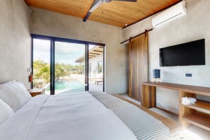 4 bedrooms, iron/ironing board, internet, bed sheets - Water-view villa with plunge pool, private deck, full kitchen & partial AC (Placencia)