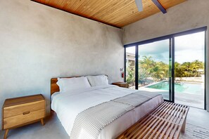 4 bedrooms, iron/ironing board, internet, bed sheets - Water-view villa with plunge pool, private deck, full kitchen & partial AC (Placencia)