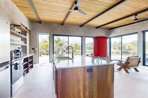 ثلاجة، ميكروويف، فرن، موقد طهي مسطح