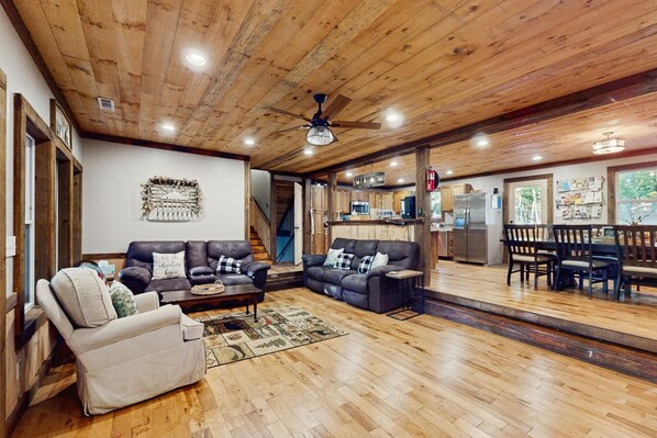 テレビ、暖炉、書庫