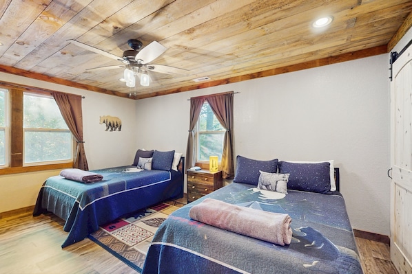 5 bedrooms, iron/ironing board, Internet, bed sheets