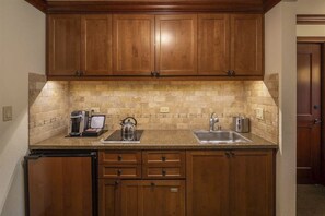 ثلاجة، ميكروويف، فرن، موقد طهي مسطح