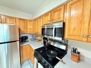 Frigorífic, microones, forn i placa de cuina 