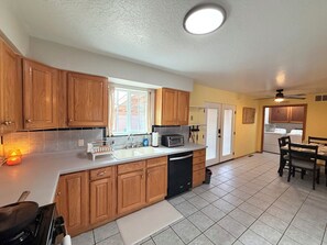 Fridge, microwave, oven, stovetop - Free Chick-fil-A & Starbucks! Cliffside Hideaway! (Farmington)