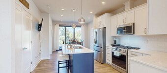 Beautiful dog-friendly home with balcony and gas fireplace - near beach