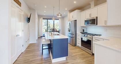 Beautiful dog-friendly home with balcony and gas fireplace - near beach