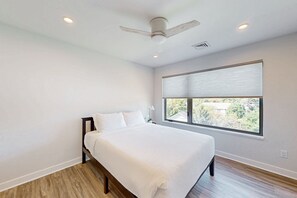 3 habitaciones, tabla de planchar con plancha, internet y ropa de cama 