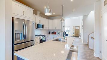 Geladeira, micro-ondas, fogão, cooktop