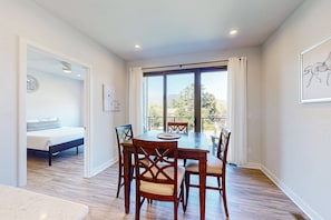 3 habitaciones, tabla de planchar con plancha, internet y ropa de cama