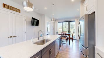 Geladeira, micro-ondas, fogão, cooktop