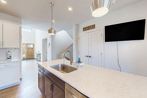 Beautiful dog-friendly home with balcony and gas fireplace - near beach